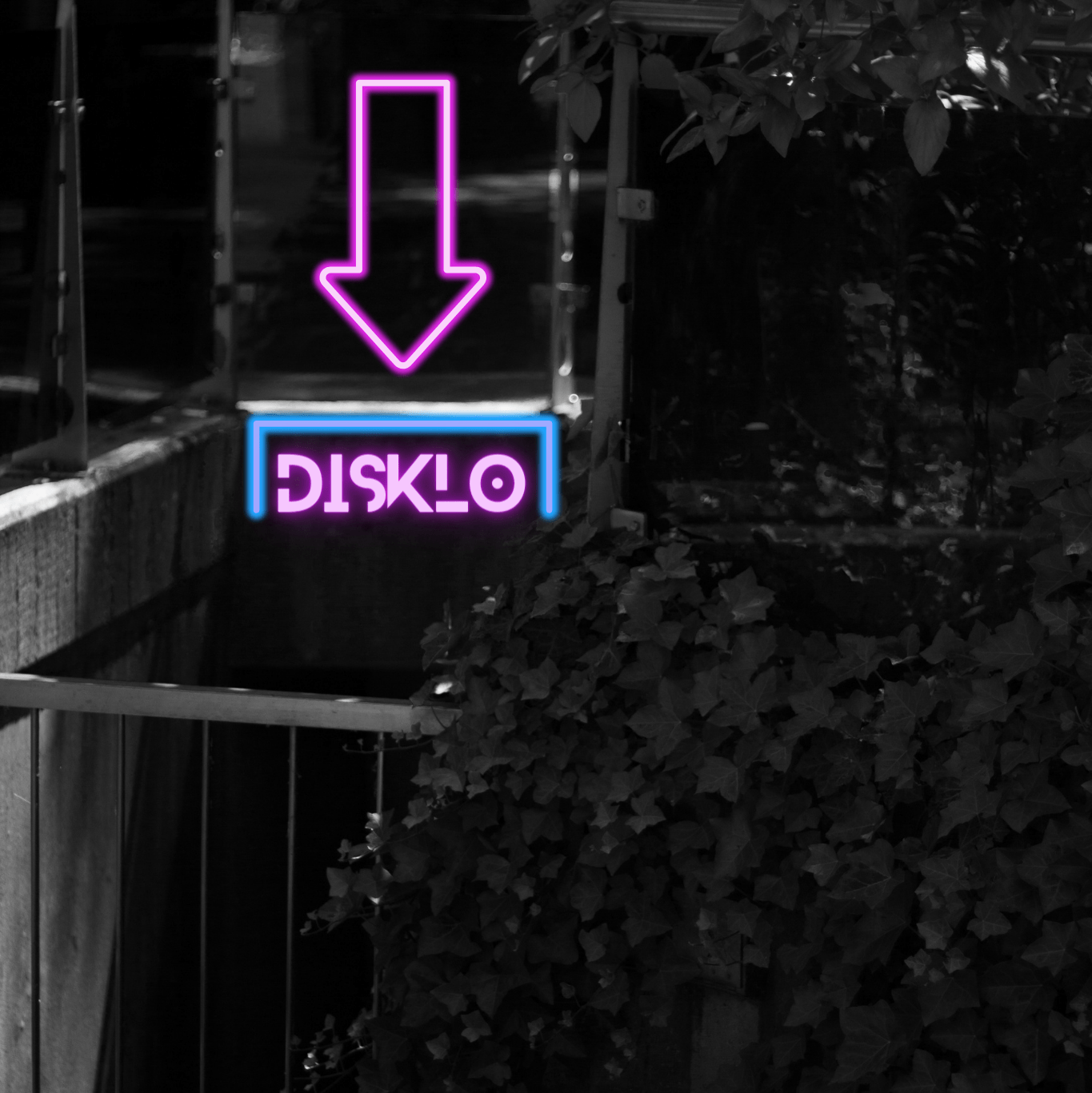 Schwarz-weiß Fotografie eines Treppenabgangs. Nur ein lila Neonschild mit dem Schriftzug "DISKLO" erhellt die Szenerie.